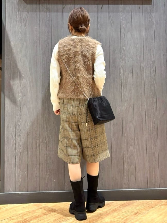 meiさんの「SHOO･LA･RUE｜【高レビュー/2点セット】着るだけでコーデが決まる フェザーニットベスト&times;リブニット」を使ったコーディネート