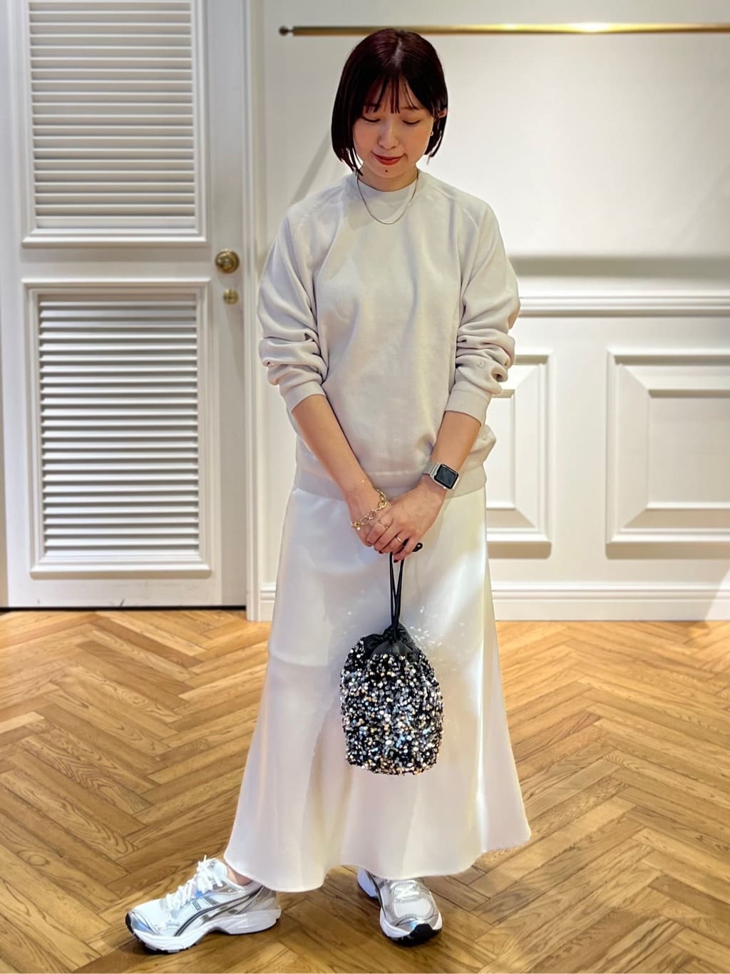 つじ まこさんの「DRESSTERIOR｜ストレッチヴィンテージサテンナロースカート」を使ったコーディネート
