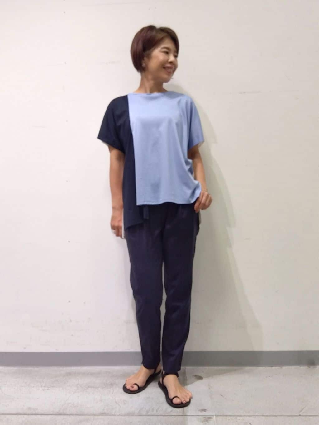 Kさんの「INDIVI｜【洗える／汗ジミ防止】バイカラー＆アシメヘム Tシャツ」を使ったコーディネート