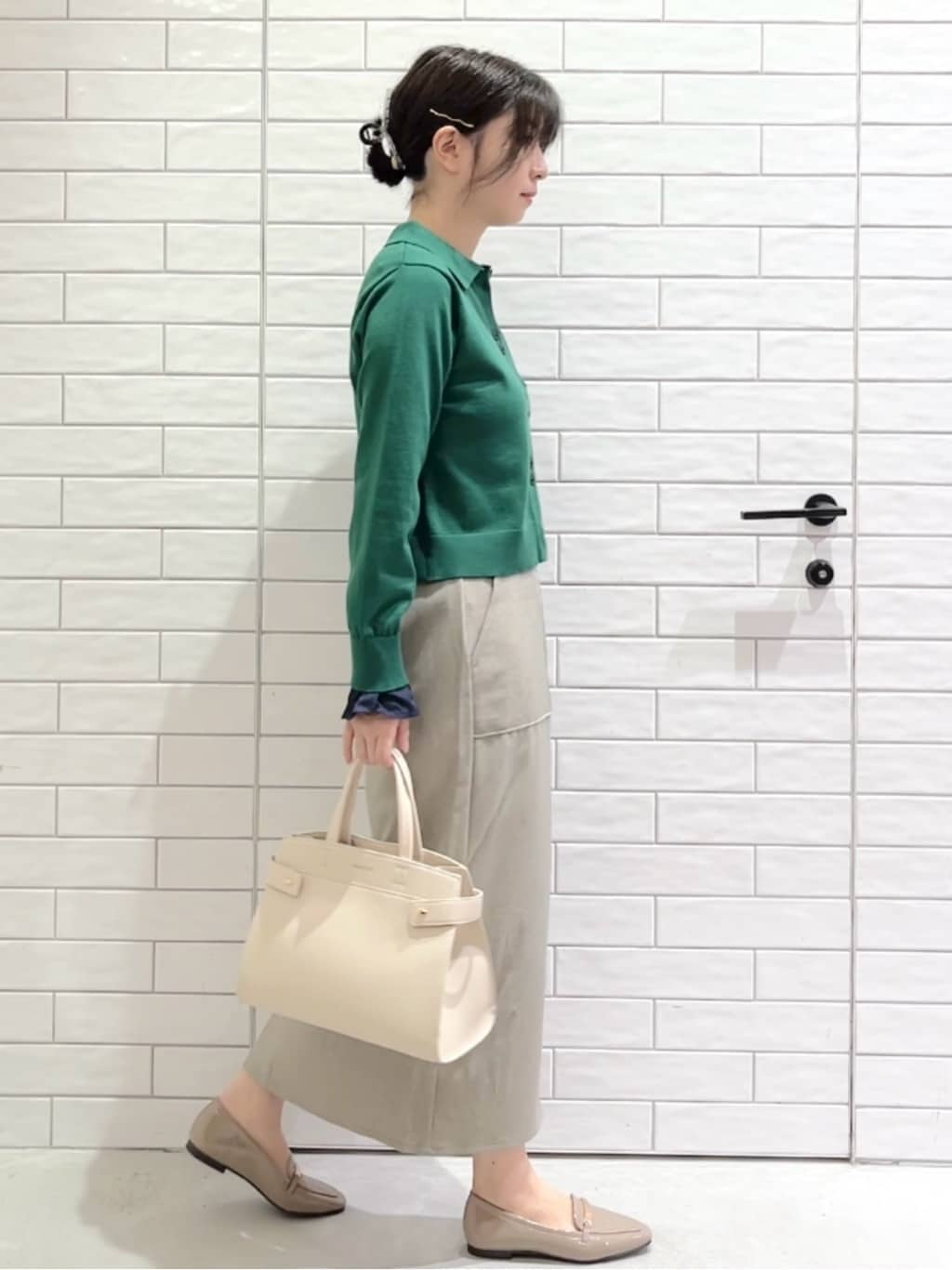 しおりさんの「OPAQUE.CLIP｜ストレッチダブルポケットタイトスカート【洗える】」を使ったコーディネート