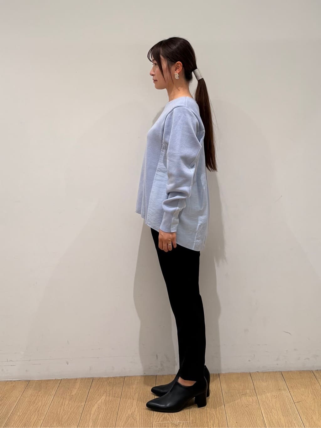maiさんの「INDIVI｜【洗える／選べる8色】トーンアップニット」を使ったコーディネート