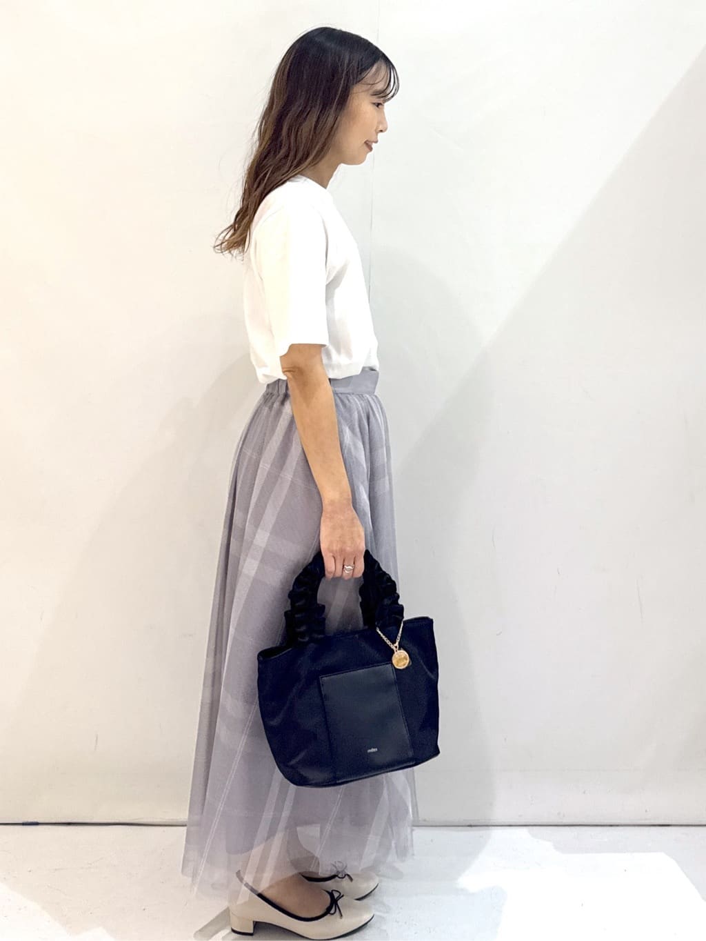 hirokoさんの「OPAQUE.CLIP｜スパンコール刺繍ロゴTシャツ【洗濯機洗い可／接触冷感／UVケア】」を使ったコーディネート