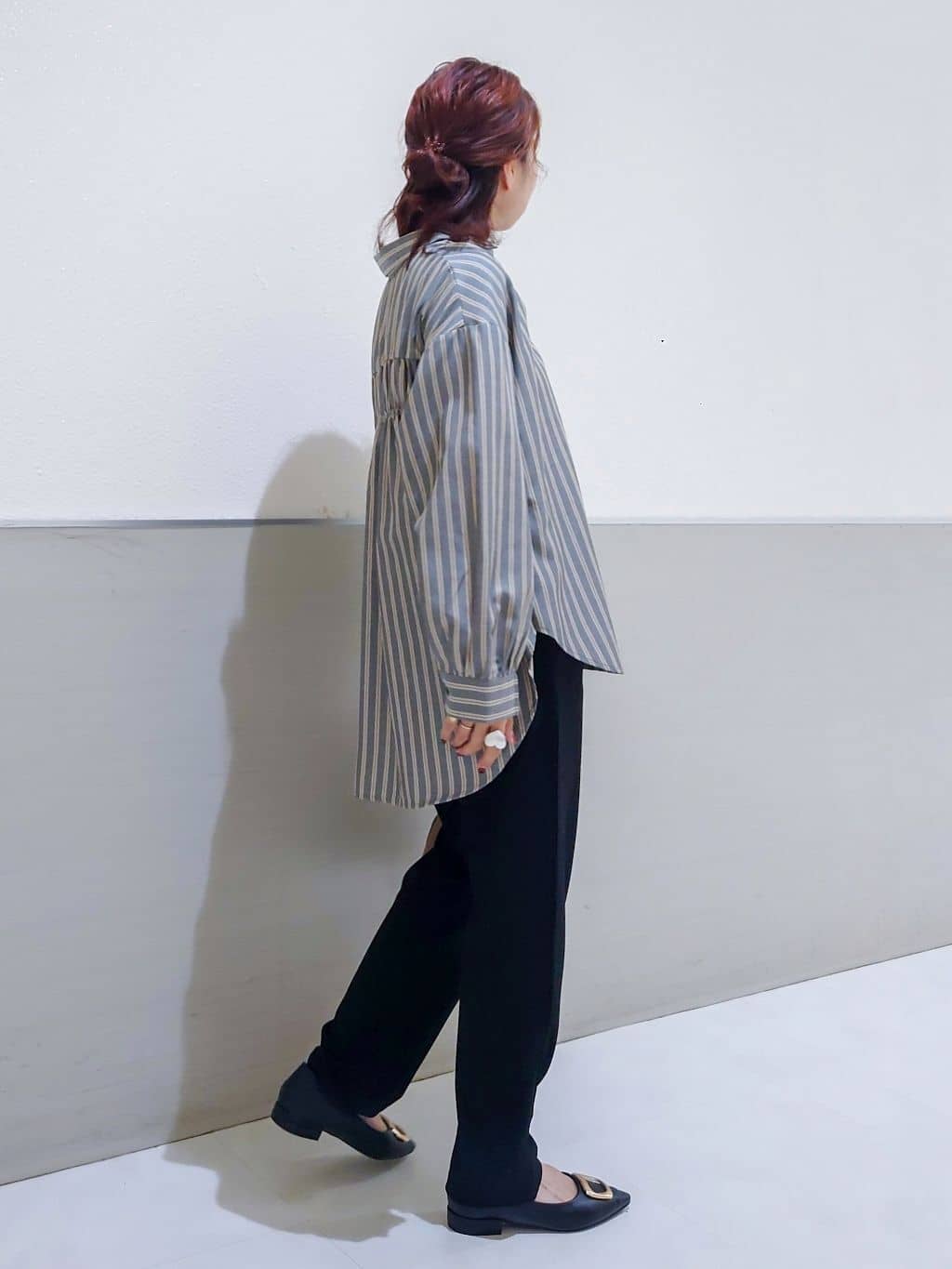 maruさんの「THE SHOP TK｜【後ろ姿もサマになる】ストライプ バックシャーリングシャツ/体型カバー/洗える」を使ったコーディネート