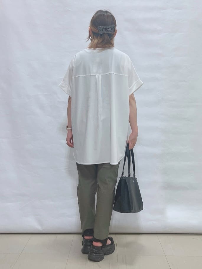 YUIさんの「SHOO･LA･RUE｜【S-LL】さらりとしたタッチが上品見え ワンボタンデザイン トップス」を使ったコーディネート
