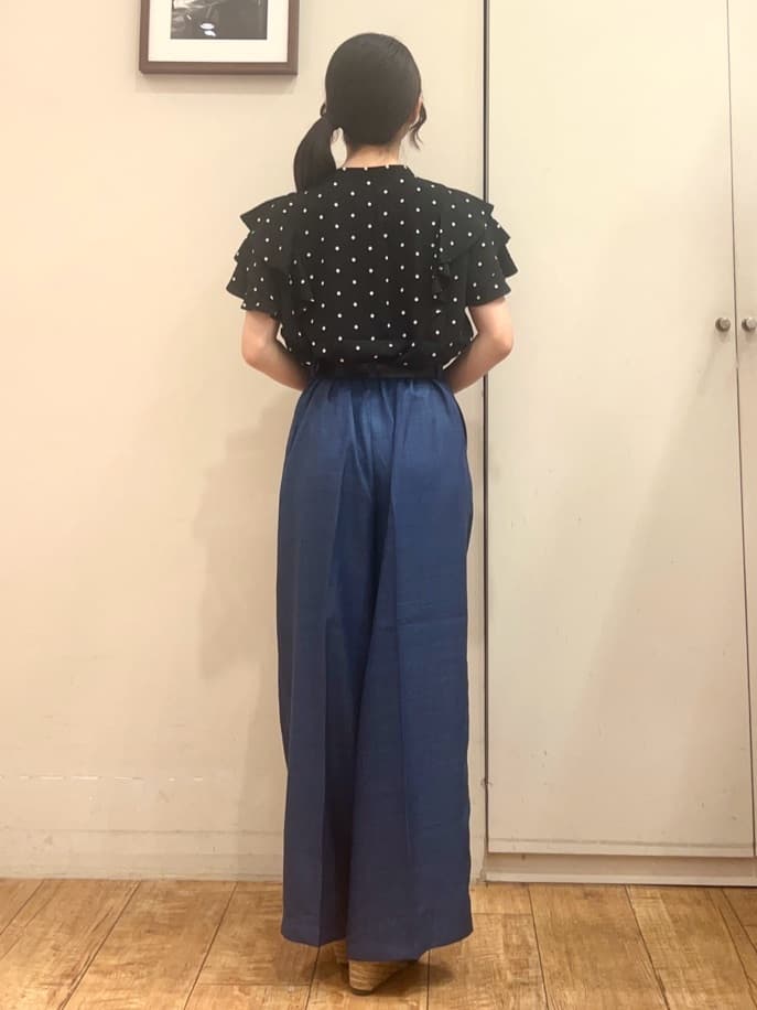 AIRIさんの「SHOO･LA･RUE｜【無地/ドット柄】お袖フリルが華やぐ きれいめブラウス」を使ったコーディネート