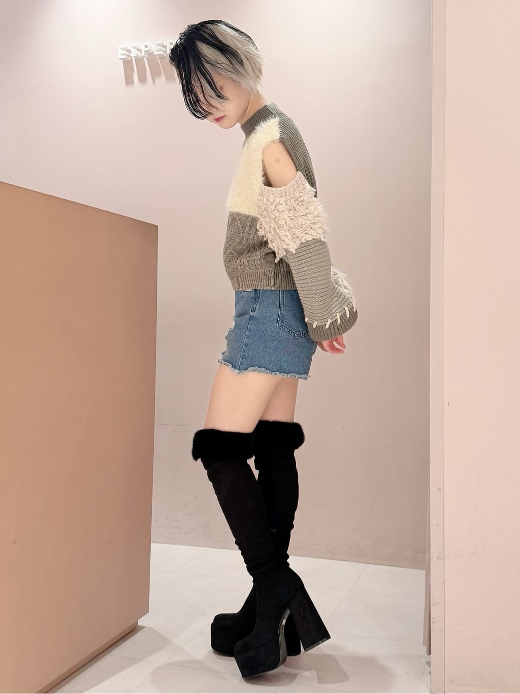 MIGIさんの「ESPERANZA｜【ラク盛り／ニーハイブーツ】リピーター続出／脚長美脚 フェイクファーニーハイブーツ」を使ったコーディネート