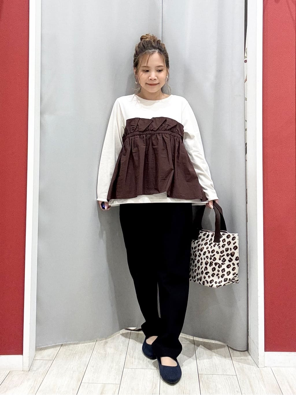 shioさんの「SHOO･LA･RUE｜【洗濯機可/S-LL】1枚で華やか フリルドッキングトップス」を使ったコーディネート