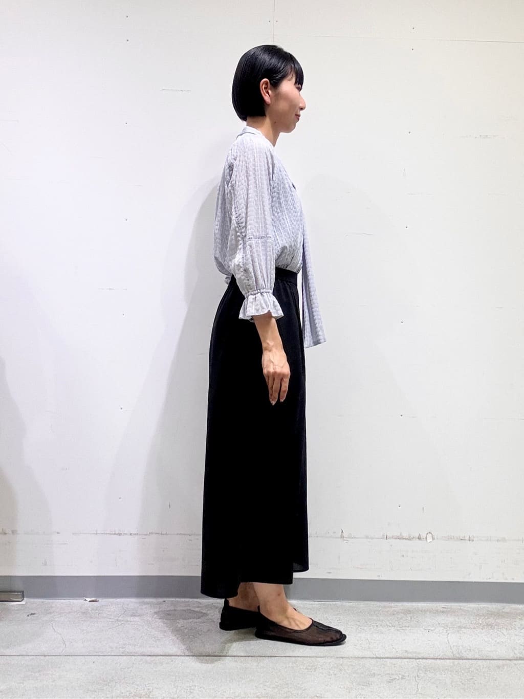 naoさんの「INDIVI｜【洗える／シャーリング素材】ボリューム袖エアリーブラウス」を使ったコーディネート
