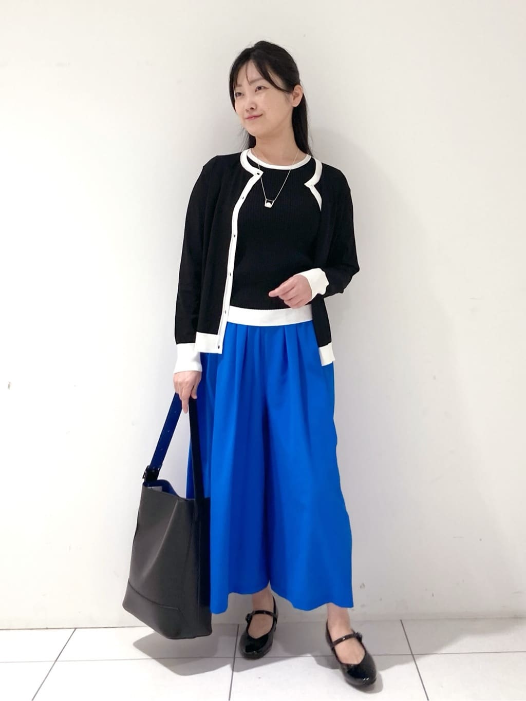 momokoさんの「INDIVI｜【通年活躍！／アンサンブル可能】クルーネックカーディガン」を使ったコーディネート