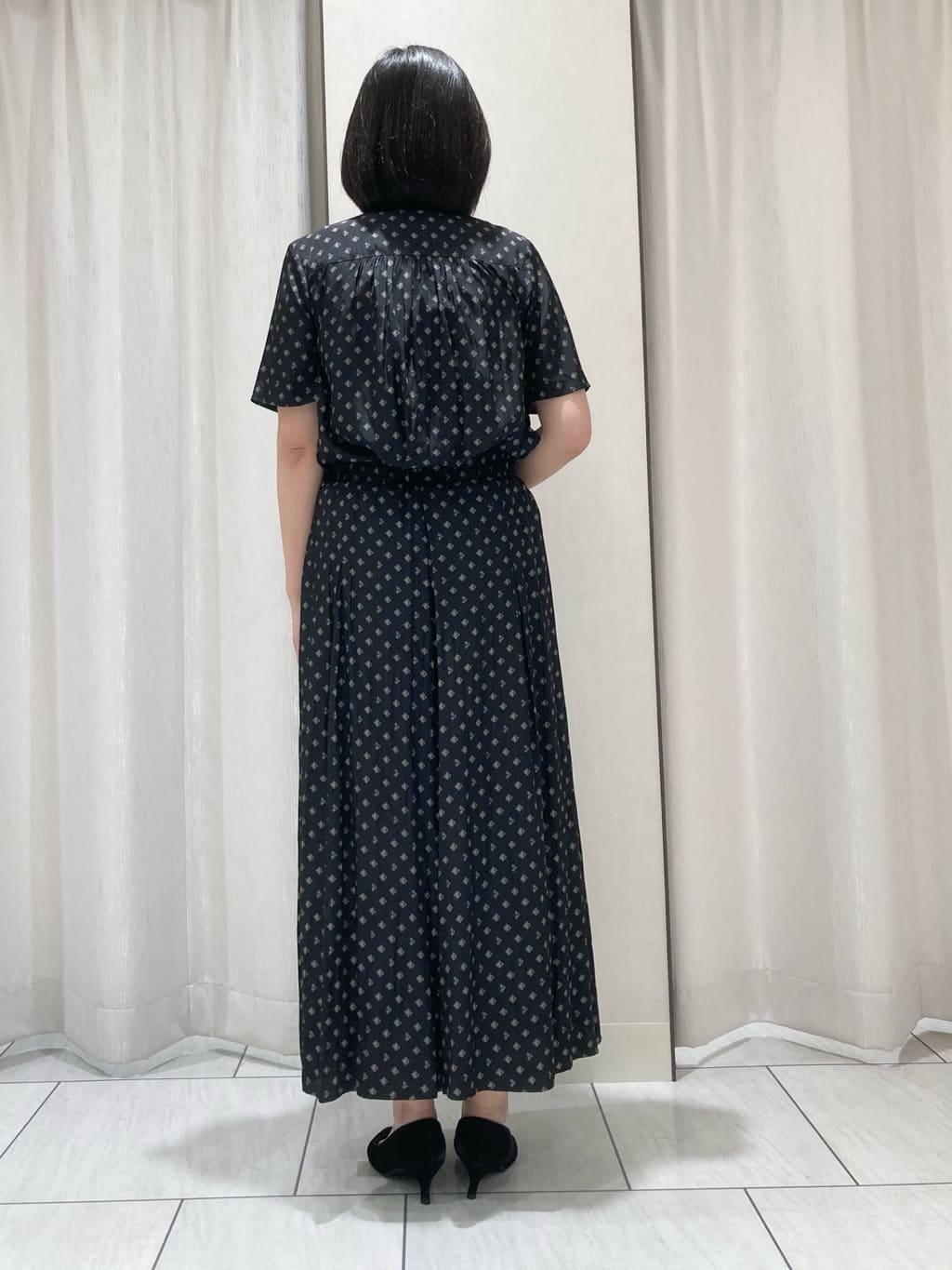 わたなべさんの「UNTITLED｜【セットアップ可/リラクシー/通勤】スクエアジオメ柄ブラウス」を使ったコーディネート