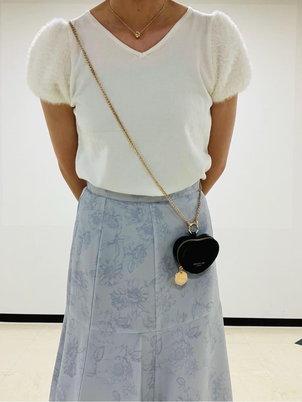 MAYUKIさんの「index｜《6色展開》フェザーパフスリーブVネックニット【洗濯機洗い可】」を使ったコーディネート