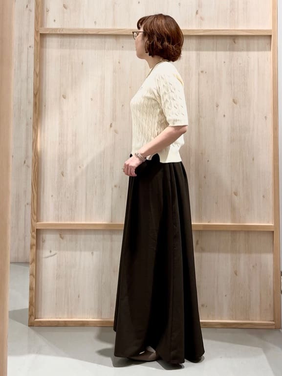 nakoさんの「THE SHOP TK｜ワンポイント刺繍ケーブル半袖ニット【洗濯機OK】」を使ったコーディネート