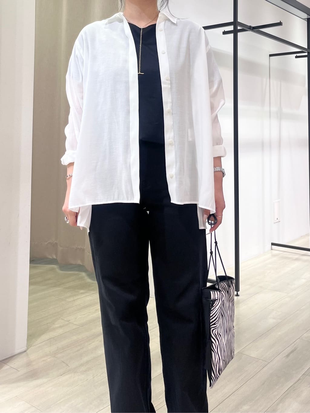 hasuさんの「INDIVI｜【体型カバー／清涼感】シアーオーバーシャツ」を使ったコーディネート