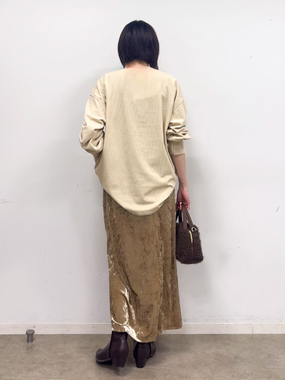 𝐜𝐡𝐢𝐤𝐚さんの「SHOO･LA･RUE｜【S-LL】光沢感が華やかに ベロア調ナロースカート」を使ったコーディネート