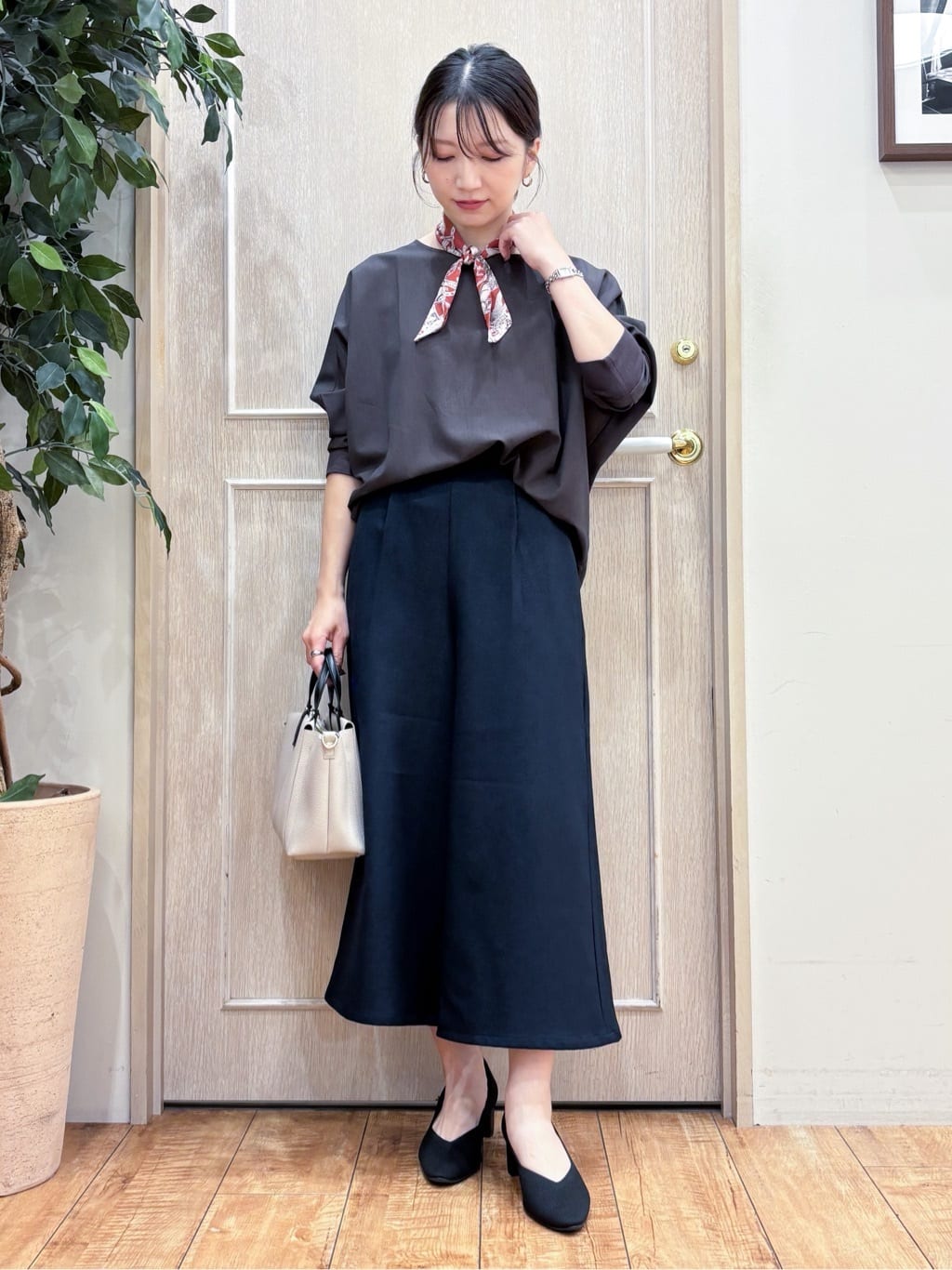なみさんの「SHOO･LA･RUE｜【高レビュー/洗濯後しわになりにくい】1枚でサマ見え 8分袖ドルマンブラウス」を使ったコーディネート