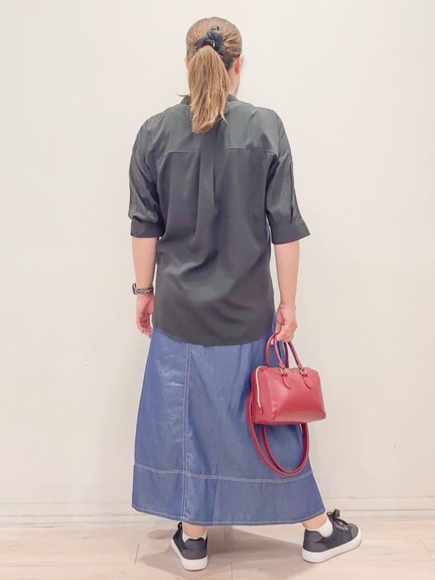 naoさんの「SHOO･LA･RUE｜【S-LL/洗濯後しわになりにくい】コットン風 前あきドルマンブラウス」を使ったコーディネート