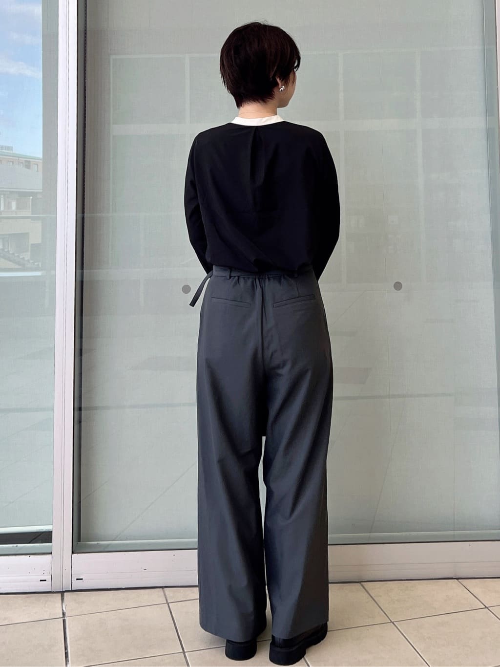yo-koさんの「OPAQUE.CLIP｜ベルト付きタックワイドパンツ【洗濯機OK】」を使ったコーディネート