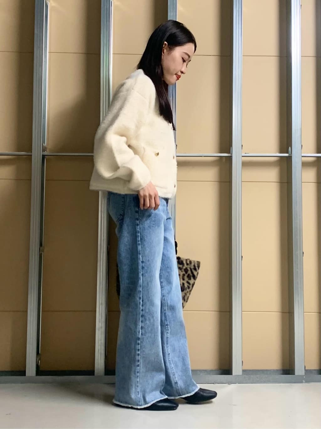 sahoさんの「THE SHOP TK｜デニムフレアパンツ【洗濯機可】」を使ったコーディネート
