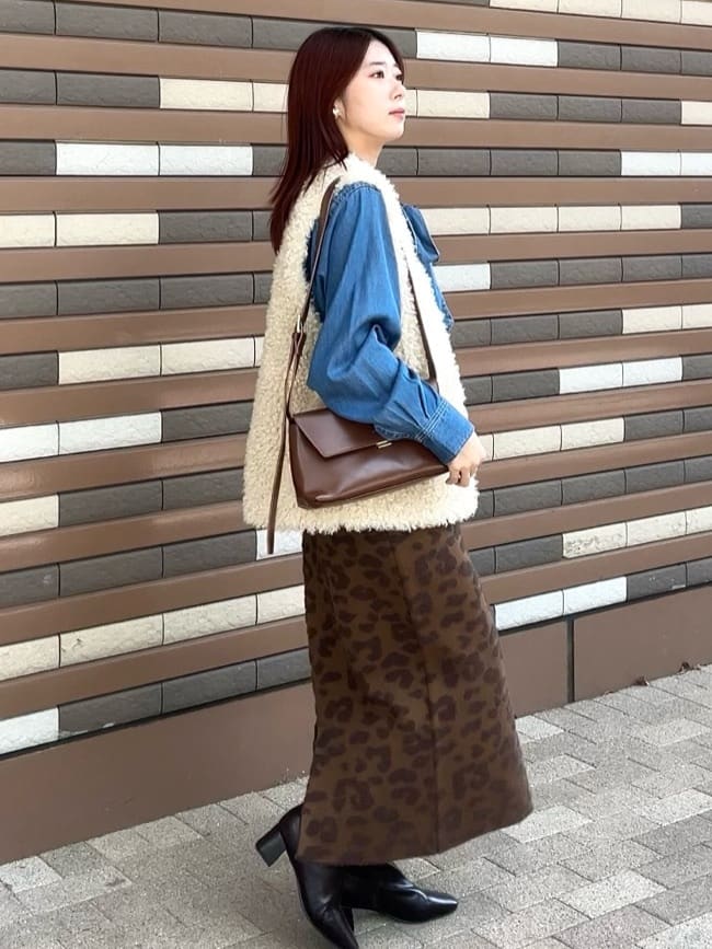 RINAさんの「OPAQUE.CLIP｜カーリーフェイクファーベスト【洗濯機OK】」を使ったコーディネート