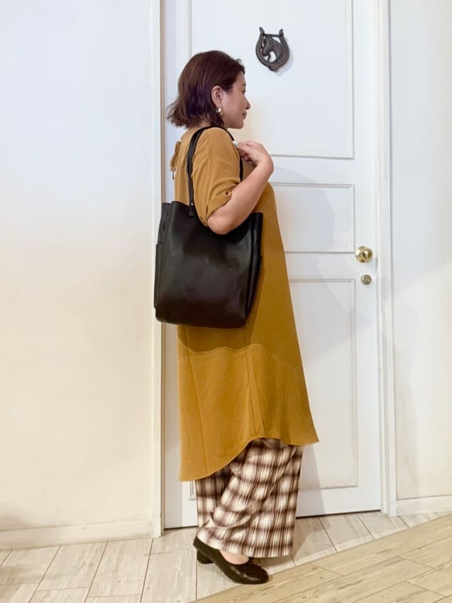 haruさんの「SHOO･LA･RUE｜【S-LL/洗濯後しわになりにくい/体型カバー】後ろ姿もサマになる バックレースアップチュニック」を使ったコーディネート