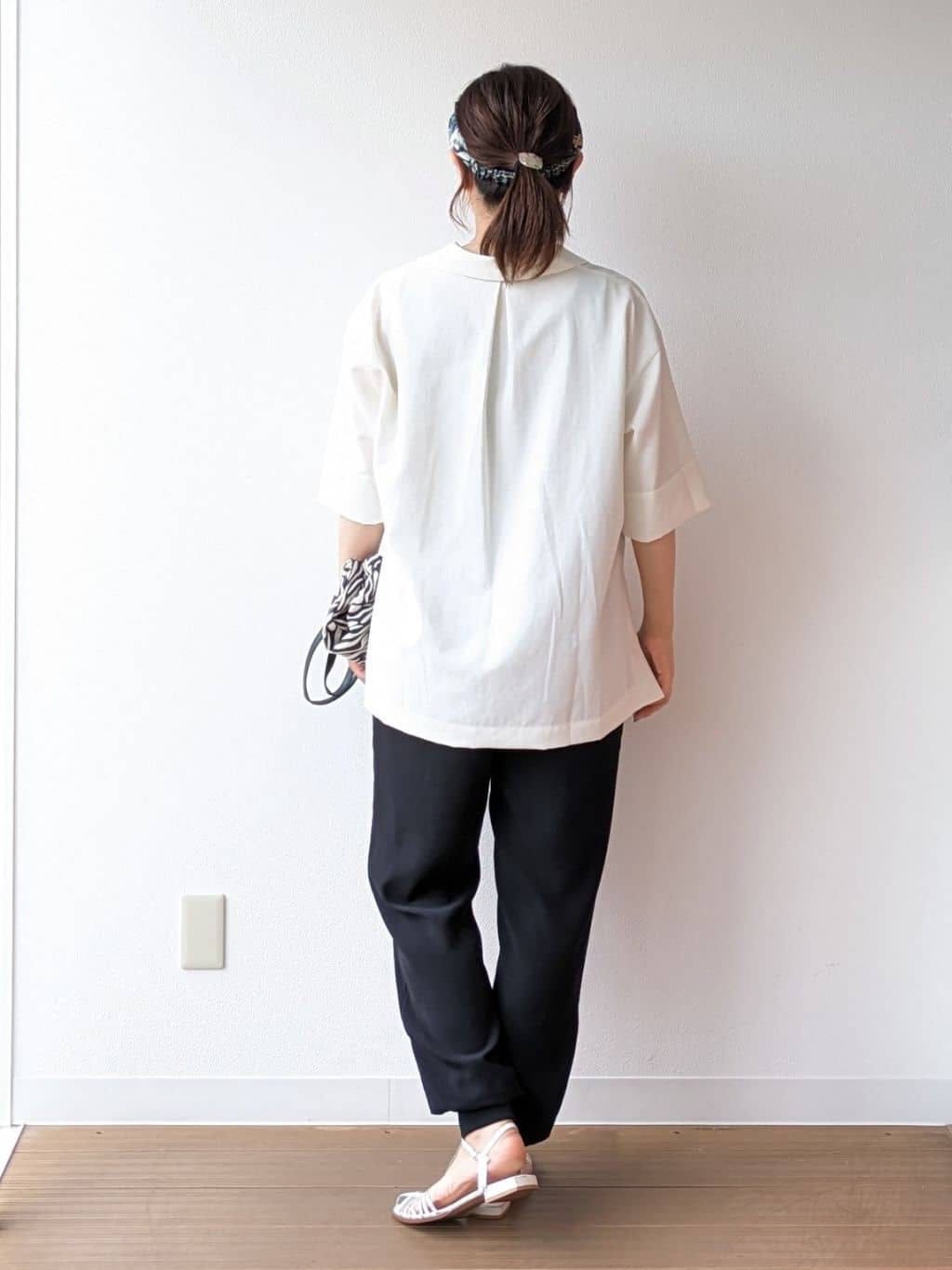 なみきさんの「UNTITLED｜【UVカット/接触冷感/吸水速乾/ゆったり】V開きネックシャツ」を使ったコーディネート