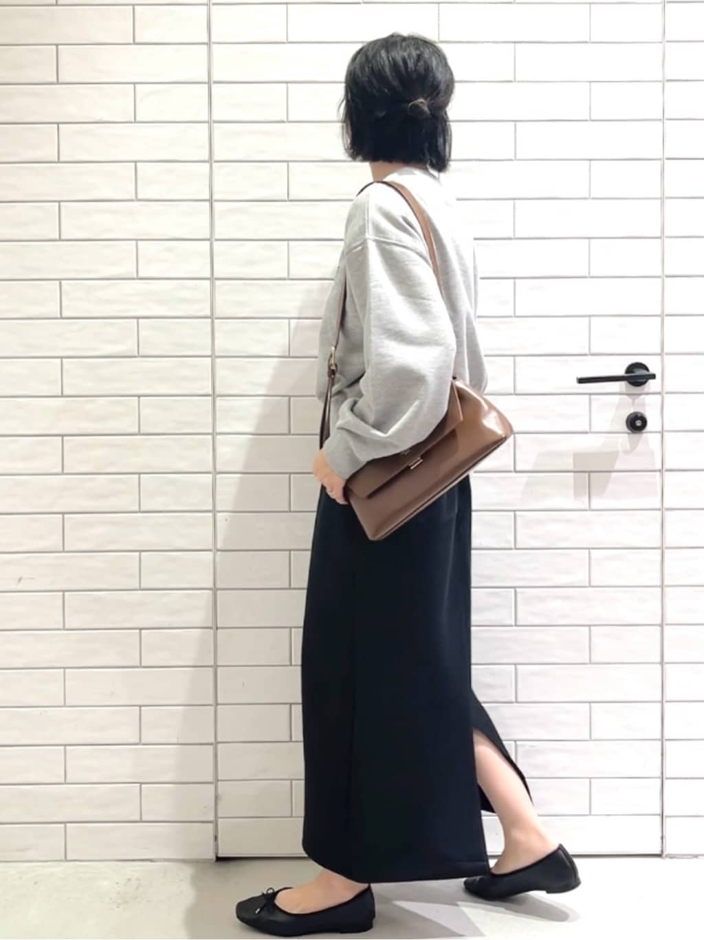しおりさんの「OPAQUE.CLIP｜ストレッチダブルポケットタイトスカート【洗える】」を使ったコーディネート