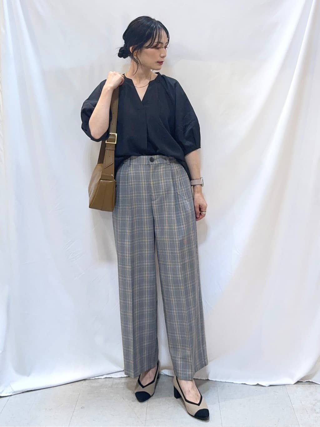 𝐇𝐢𝐫𝐨𝐦𝐢さんの「SHOO･LA･RUE｜【S-LL/洗濯後しわになりにくい】ランタンスリーブで女性らしく 5分袖スキッパーブラウス」を使ったコーディネート