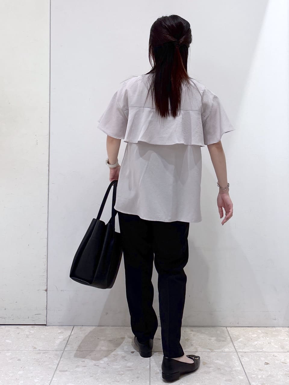 mameさんの「OPAQUE.CLIP｜バックフリルバンドカラーブラウス【洗濯機洗い可／吸水速乾／接触冷感】」を使ったコーディネート