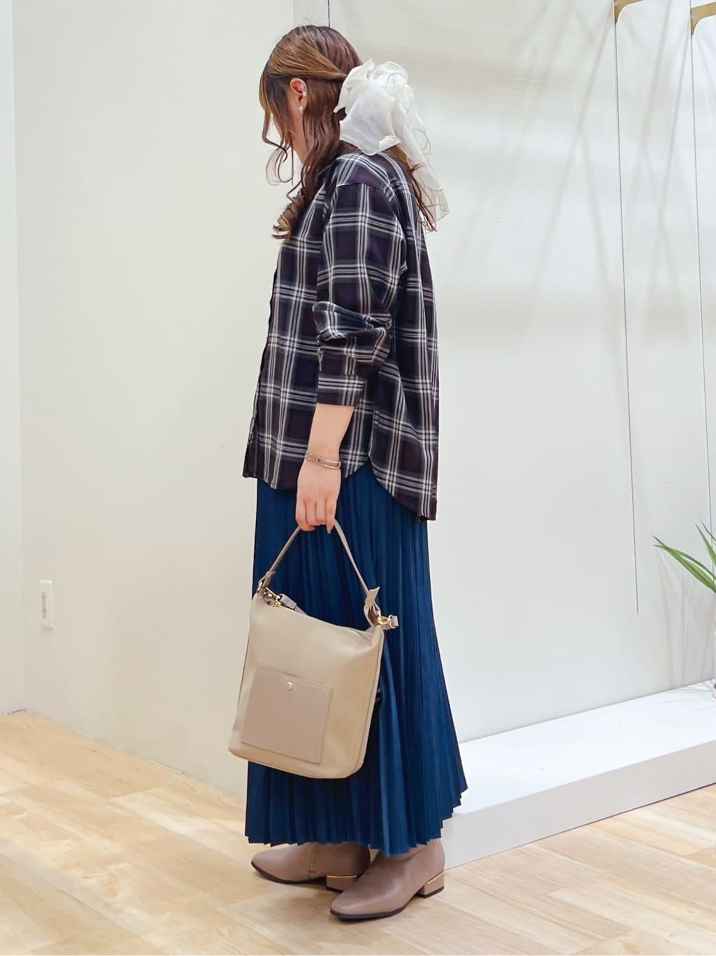 みことさんの「grove｜今の季節にちょうどいい　オンブレーチェックシャツ」を使ったコーディネート