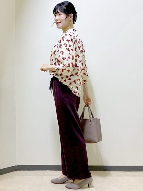  beni_gingerさんの「Reflect｜【ジャケットのインナーにおすすめ◎】花柄タックデザインブブラウス」を使ったコーディネート