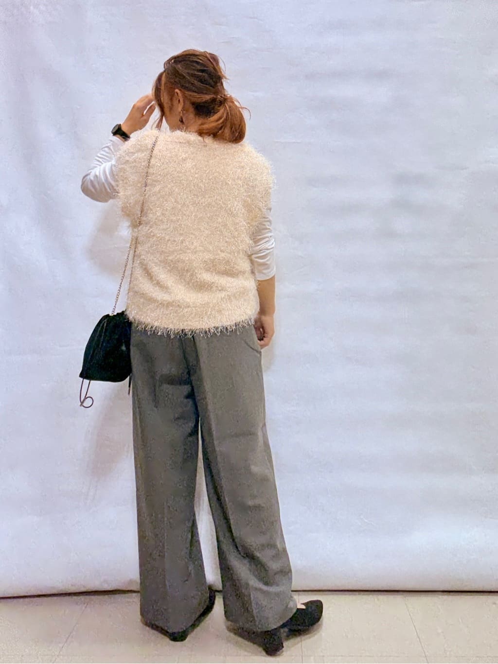 fuuさんの「SHOO･LA･RUE｜【2点セット/S-LL】大人のフェミニンカジュアルに ラメシャギーニットベスト+ロンT」を使ったコーディネート
