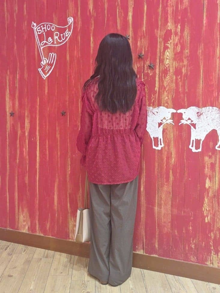 remiiiさんの「SHOO･LA･RUE｜華やかにさをプラスする シアードビー シャーリングブラウス」を使ったコーディネート