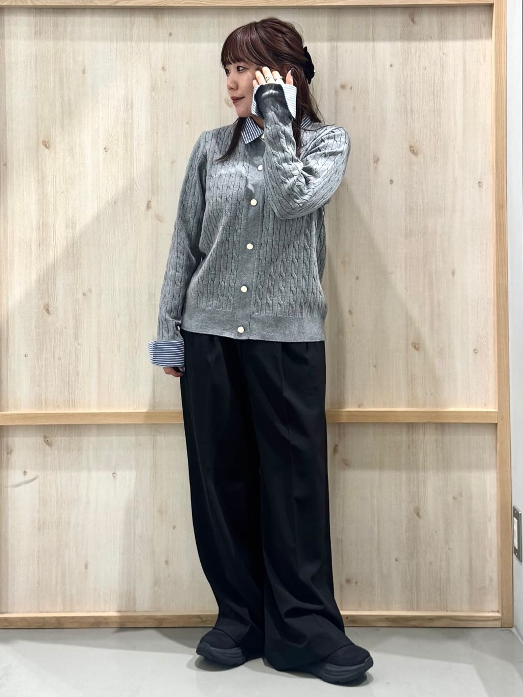 nanaさんの「THE SHOP TK｜【着るだけでコーデ完成】シャツレイヤード風 ケーブルニット」を使ったコーディネート