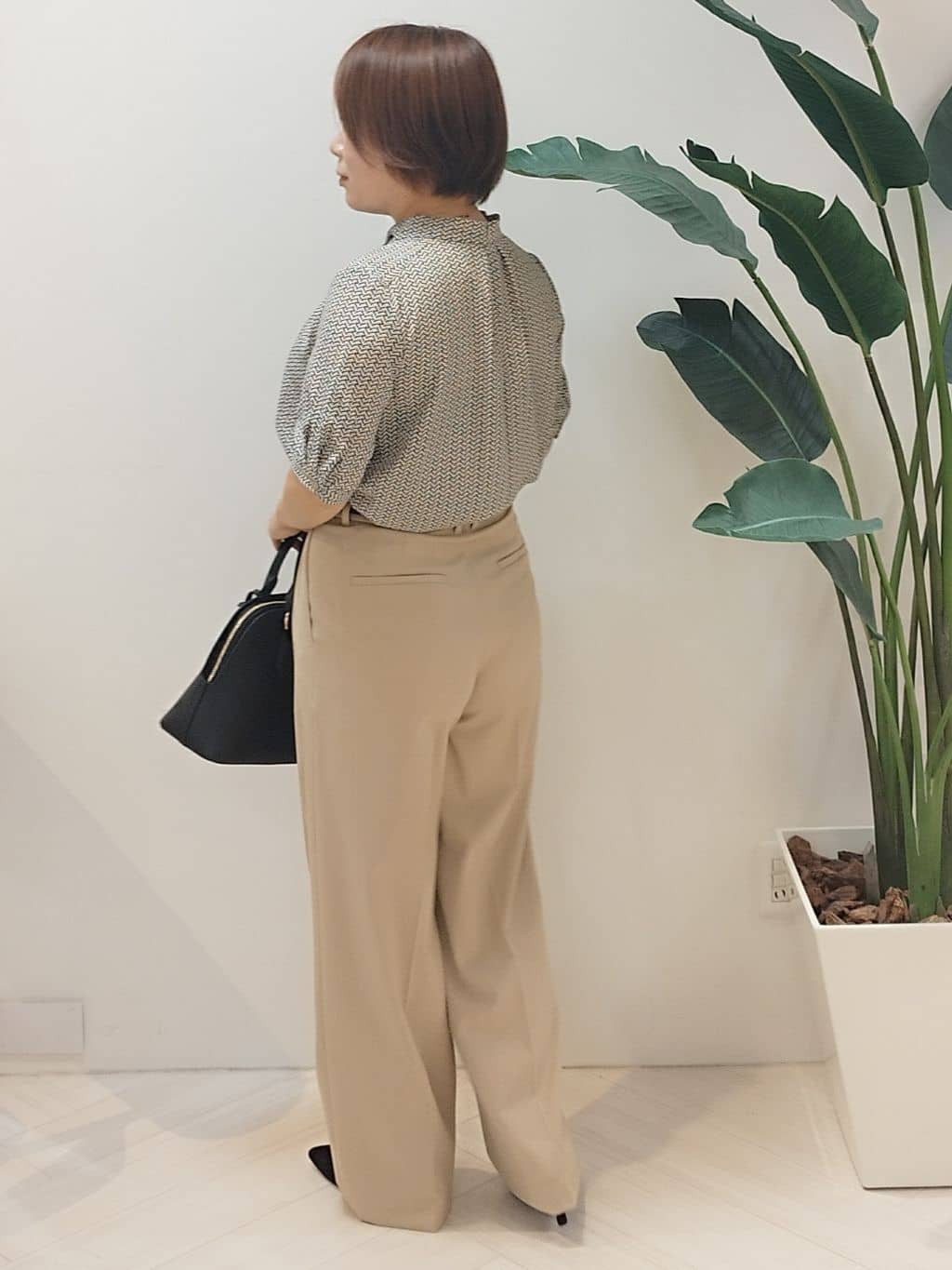 s u g iさんの「UNTITLED｜【洗える/はっ水/後ろウエストゴム】ストレッチ2タックワイドパンツ」を使ったコーディネート