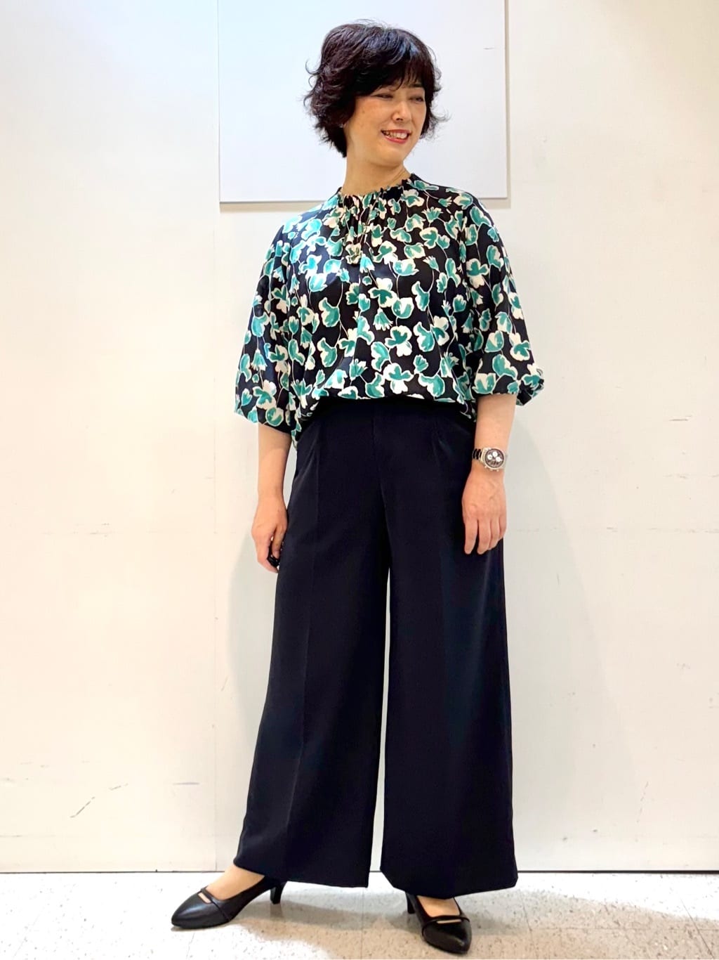 ヤスコさんの「Reflect｜【ジャケットのインナーにおすすめ◎】花柄タックデザインブブラウス」を使ったコーディネート