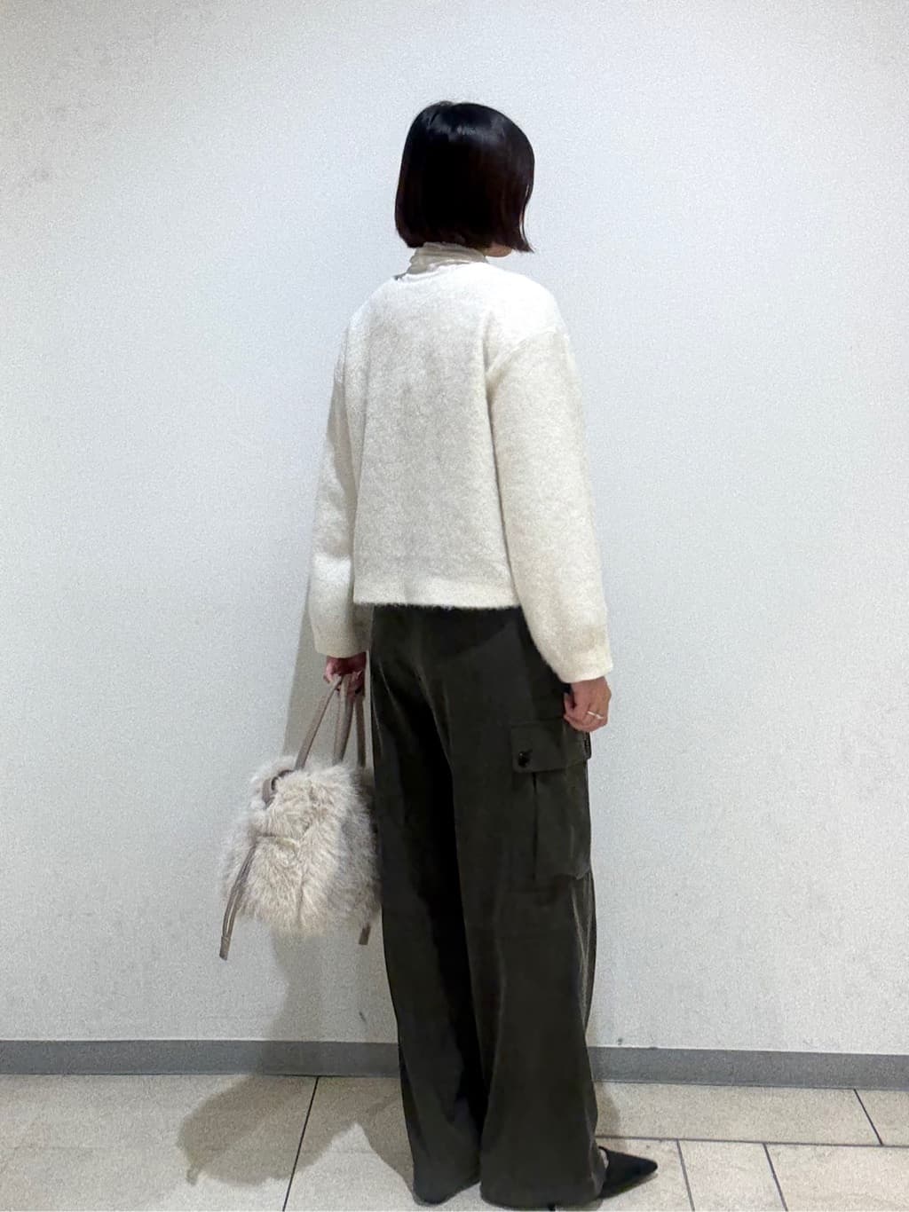 Itoさんの「UNTITLED｜【大人きれいめ/ストレート/ワイド】キュプラカーゴパンツ」を使ったコーディネート
