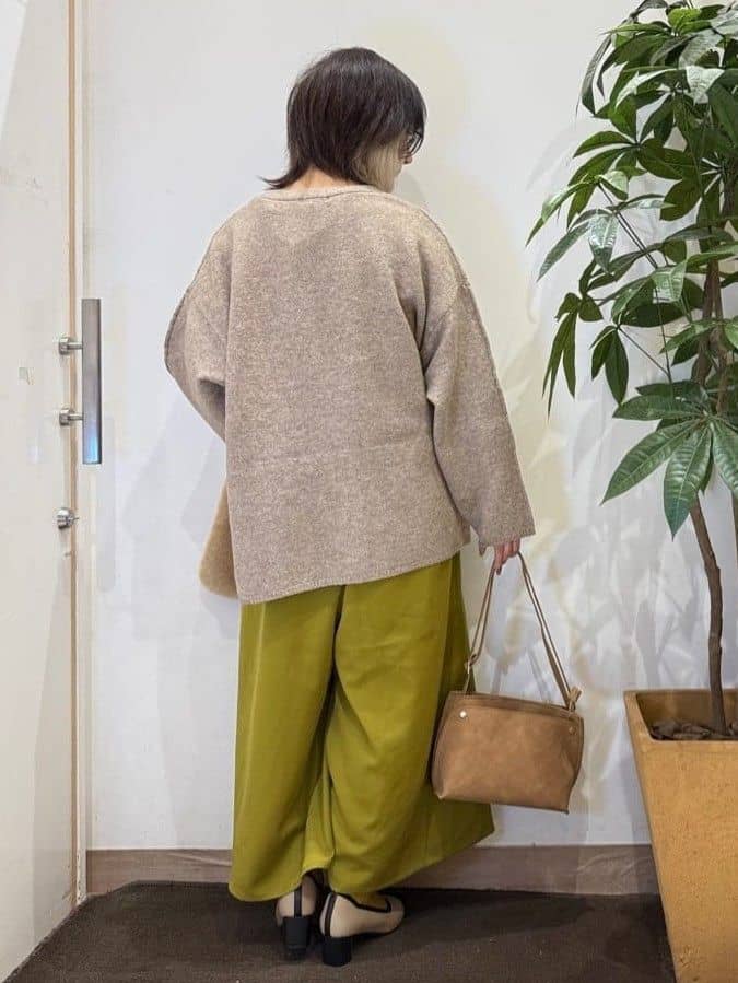 misakiさんの「SHOO･LA･RUE｜【S-LL/2点セット】脚のラインを拾いにくい ベルト付きタックスカーチョパンツ」を使ったコーディネート