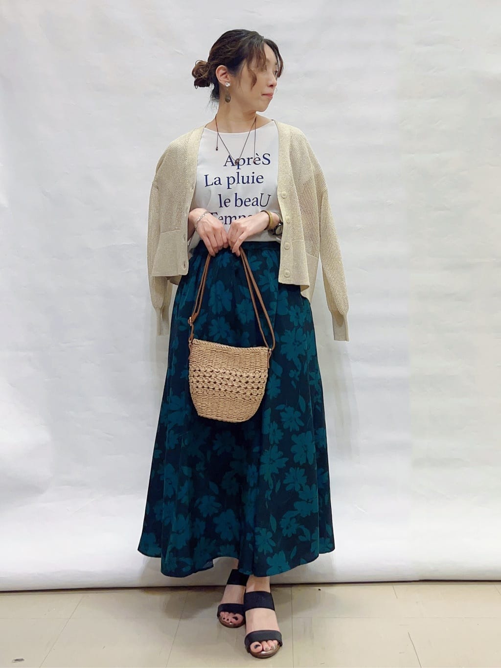まっつんさんの「SHOO･LA･RUE｜キラッと光るラメとスパンコールが印象的 メッシュカーディガン」を使ったコーディネート