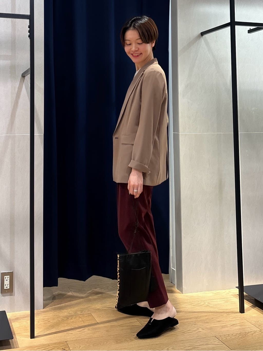 kanaeさんの「INDIVI｜人気NO.1【褒められパンツ／高ストレッチ／ウエストゴム】タックテーパードパンツ」を使ったコーディネート