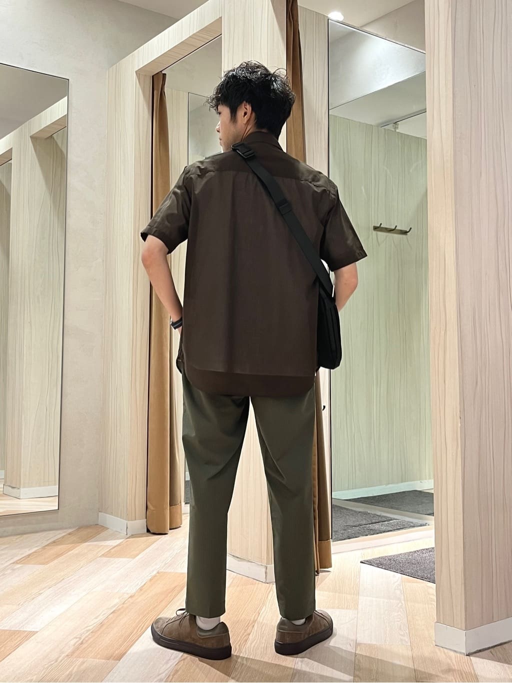 URAさんの「TAKEO KIKUCHI｜【COOL CITY WEAR】インドライ天竺モックネック プルオーバー /吸汗速乾」を使ったコーディネート