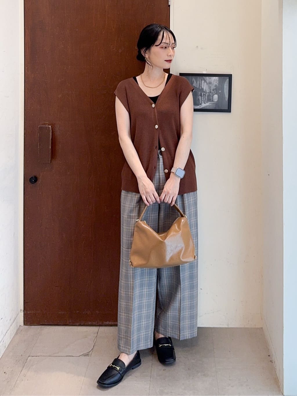 𝐇𝐢𝐫𝐨𝐦𝐢さんの「SHOO･LA･RUE｜【S-LL】ゴールドボタンが上品 大人のニットベスト」を使ったコーディネート