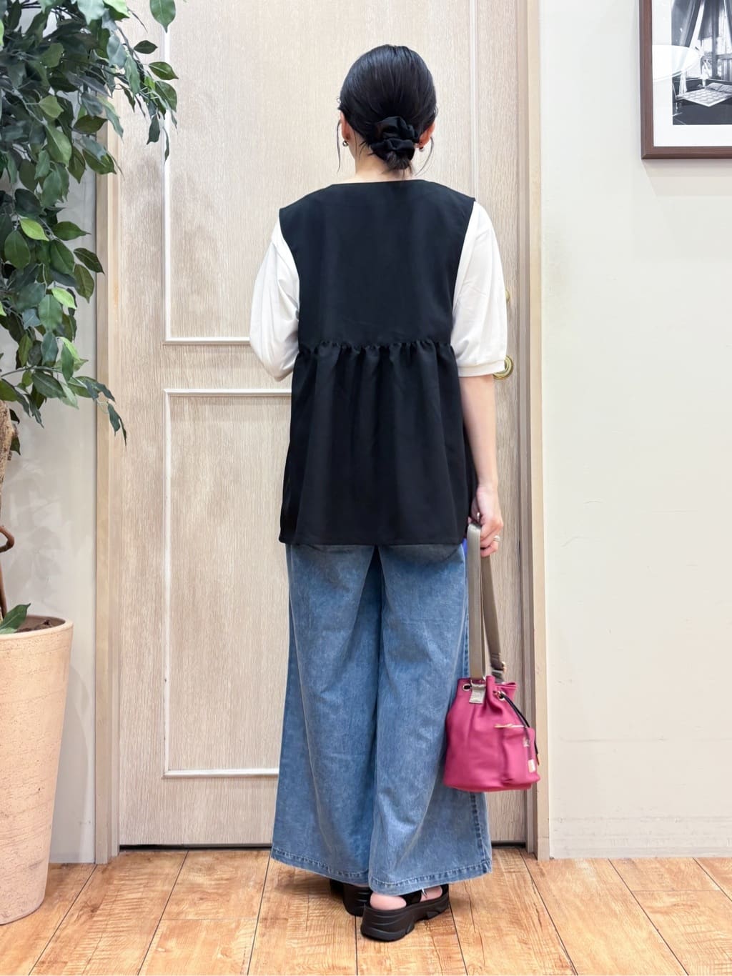 なみさんの「SHOO･LA･RUE｜【セットアップ可】さらりと軽やかに ダブルジップ麻調ジレ」を使ったコーディネート
