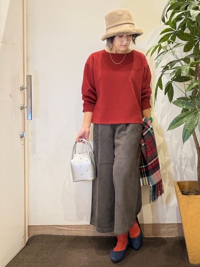 misakiさんの「SHOO･LA･RUE｜【S-LL】大人のデイリースタイルに お袖タック フェイクパール付きトップス」を使ったコーディネート