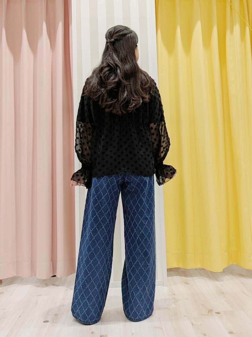かずみさんの「SHOO･LA･RUE｜華やかにさをプラスする シアードビー シャーリングブラウス」を使ったコーディネート