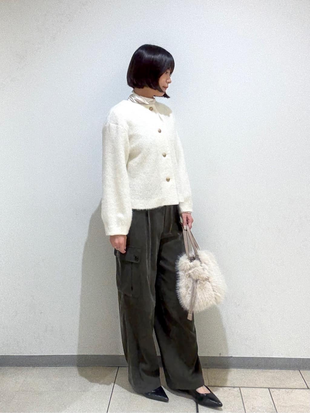 Itoさんの「UNTITLED｜【大人きれいめ/ストレート/ワイド】キュプラカーゴパンツ」を使ったコーディネート