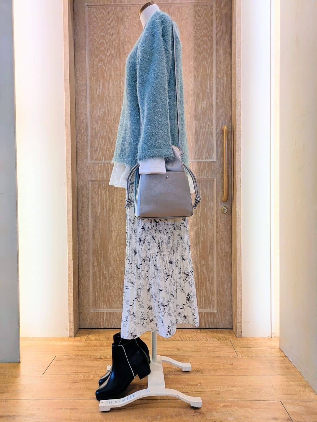 MARIEさんの「SHOO･LA･RUE｜キラふわ ラメフェザー ドロストニット」を使ったコーディネート