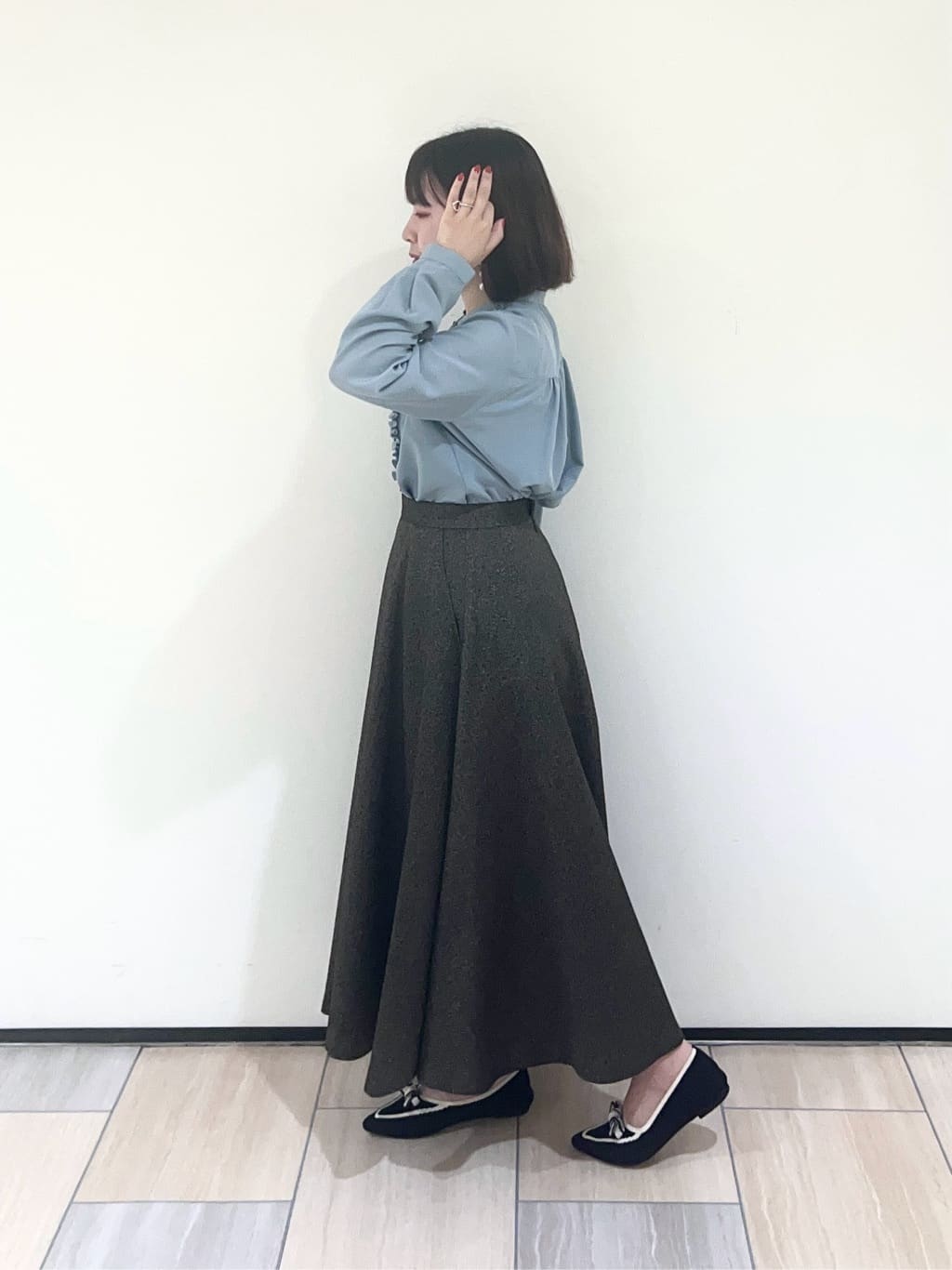 Mitsukiさんの「UNTITLED｜【1枚で着映え/オンオフ着回し】フリルサテンブラウス」を使ったコーディネート