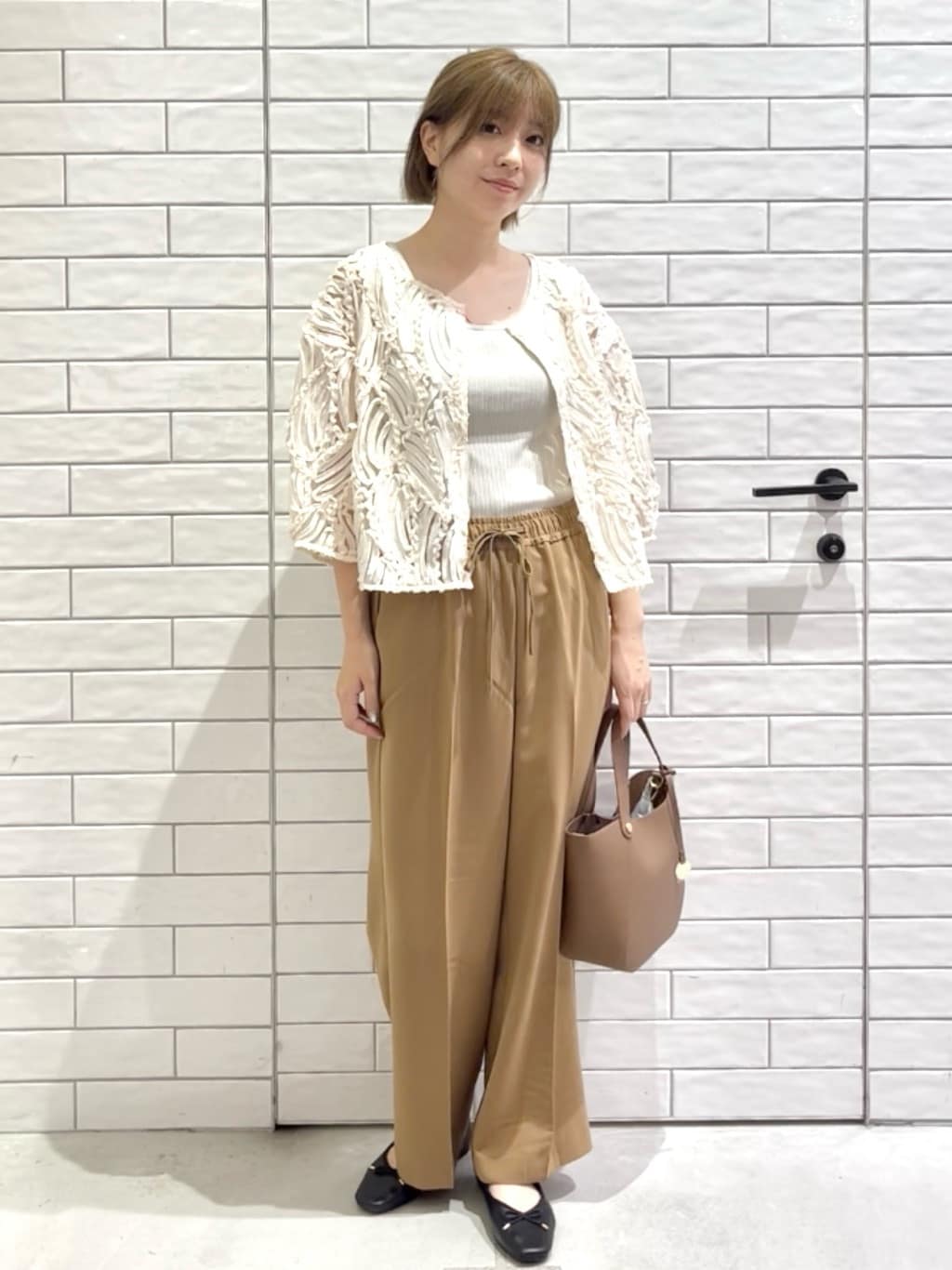 しおりさんの「OPAQUE.CLIP｜シアー刺繍レース前開きブラウス【洗濯機洗い可】」を使ったコーディネート