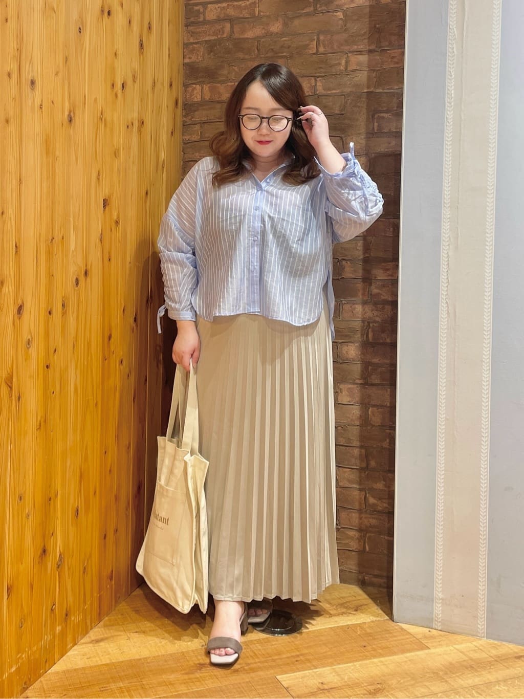 Risaさんの「SHOO･LA･RUE｜【S-LL】程よい透け感 ストライプ柄 お袖ギャザーデザインシャツ」を使ったコーディネート