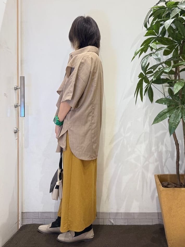 misakiさんの「SHOO･LA･RUE｜【洗える/S-LL】大きめのフリルが印象的 デザインブラウス」を使ったコーディネート